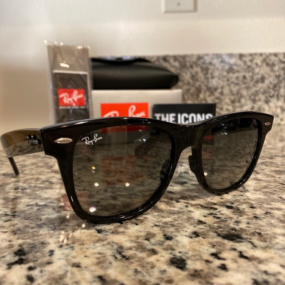 RayBan 2140 Wayfarer 901/32 Black Frame/Gradient Grey 54mm lenses